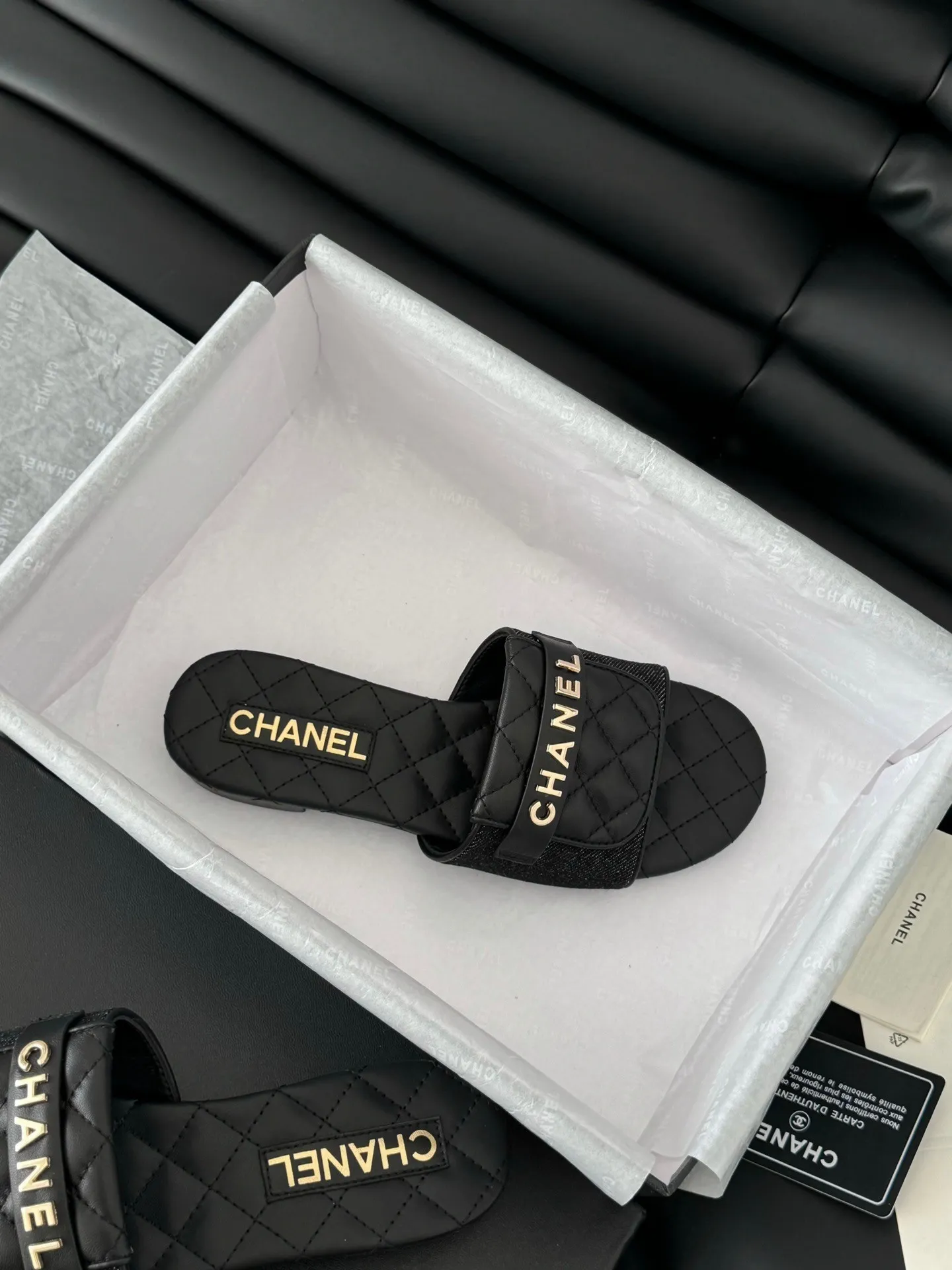 👟👟Ex-factory price 420👟👟Chanel 25C new schoolbag buckle slippers. The return of the classic schoolbag buckle design. Special Vintage. Full of retro flavor. Loafers have also grown to the aesthetic level. Cowhide upper, sheepskin lining, original outsole. Size: 35-39. Other sizes are customized.